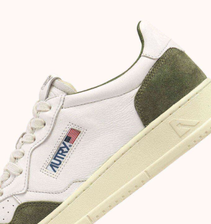 MEDALIST LOW SNEAKER IN WEISSEM UND MILITÄRISCHEM LEDER UND WILDLEDER