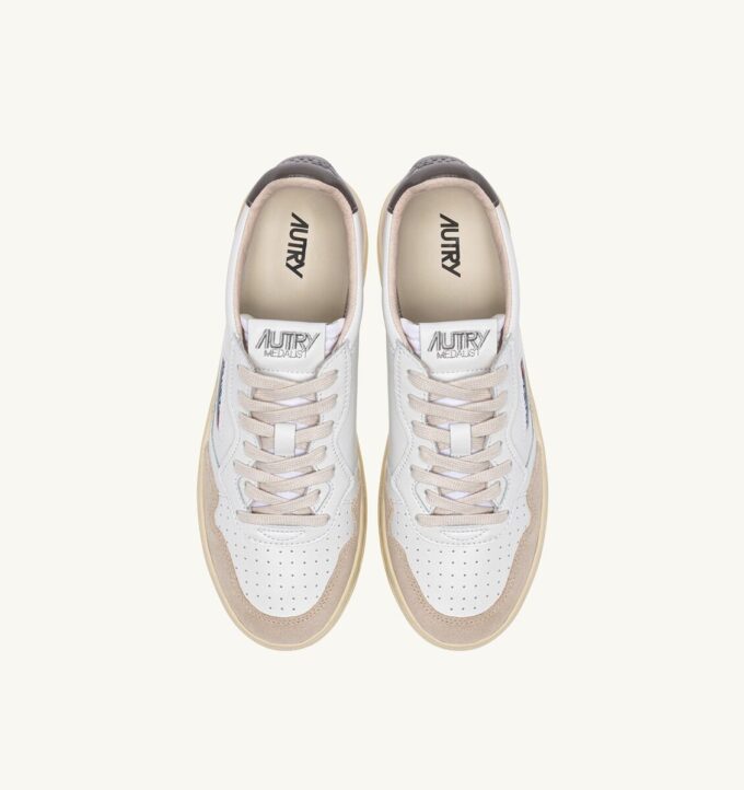MEDALIST LOW SNEAKER IN WEISSEM UND MRÖTEM WILDLEDER UND LEDER MEDALIST LOW SNEAKER IN WEISSEM UND MRÖTEM WILDLEDER UND LEDER