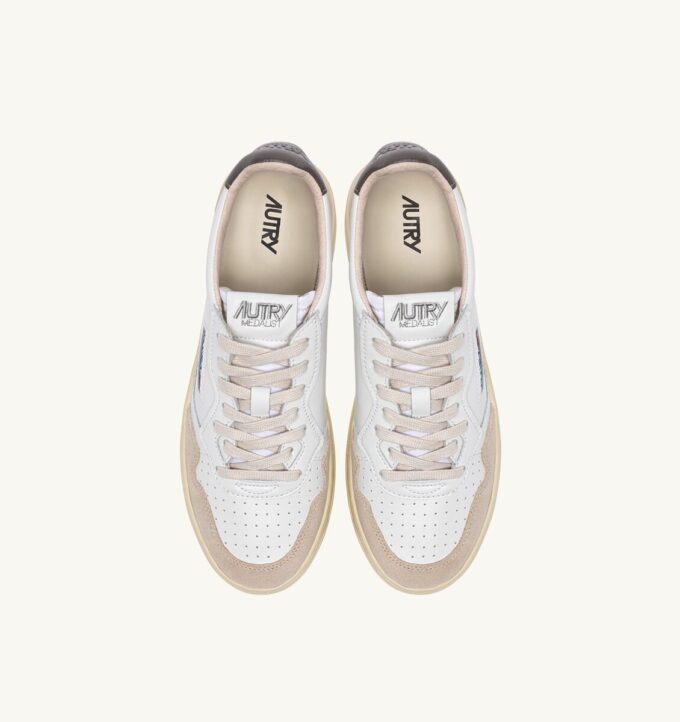 MEDALIST LOW SNEAKER IN WEISSEM UND MRÖTEM WILDLEDER UND LEDER MEDALIST LOW SNEAKER IN WEISSEM UND MRÖTEM WILDLEDER UND LEDER