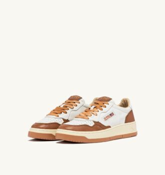 MEDALIST LOW SNEAKER IN WEISSEM UND SANDSTORM LEDER