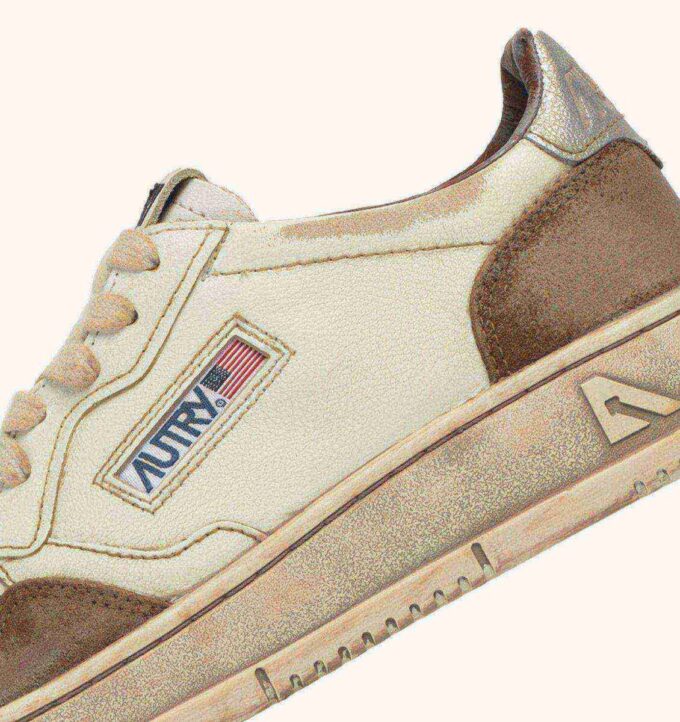 MEDALIST LOW SNEAKER SUPER VINTAGE AUS WEISSEM UND SILBERNEN LEDER UND GEBRANNTEM WILDLEDER MEDALIST LOW SNEAKER SUPER VINTAGE AUS WEISSEM UND SILBERNEN LEDER UND GEBRANNTEM WILDLEDER