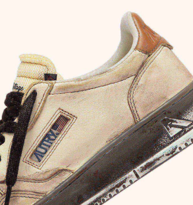 MEDALIST LOW SNEAKER SUPER VINTAGE IN WEISSEM UND BRAUNEN ZUCKERLEDER