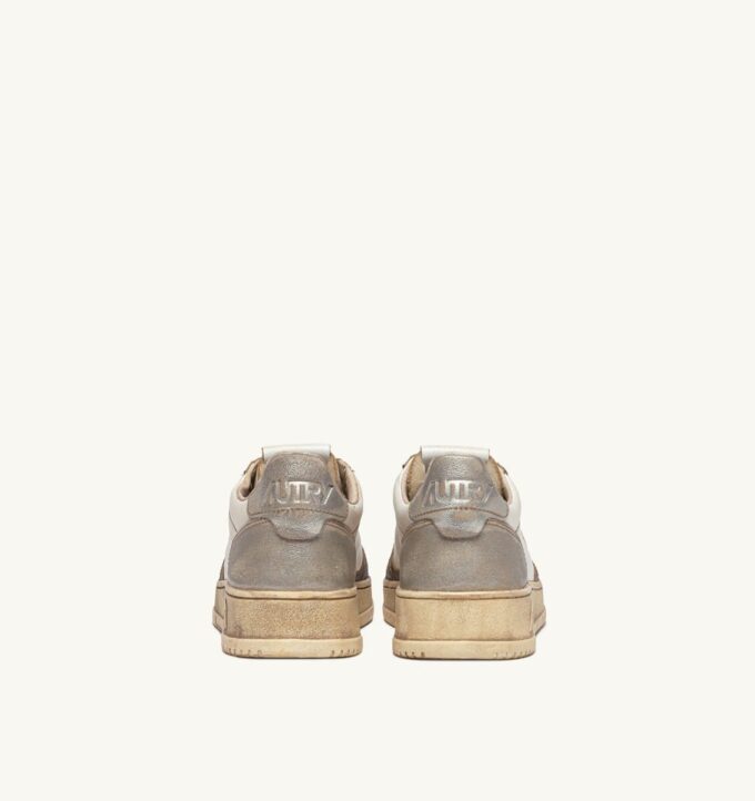 MEDALIST LOW SNEAKERS SUPER VINTAGE IN WEISSEM SCHOKOLADEN- UND SILBERLEDER MEDALIST LOW SNEAKERS SUPER VINTAGE IN WEISSEM SCHOKOLADEN- UND SILBERLEDER