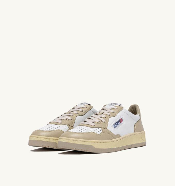 MEDALIST LOW SNEAKERS ZWEIFARBIG IN WEISS UND TIDAL FOAM LEDER