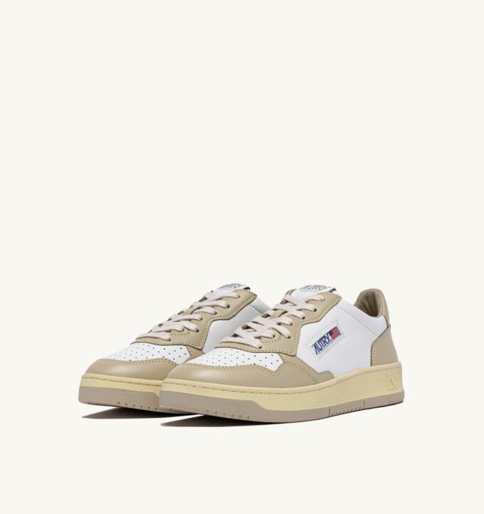 MEDALIST LOW SNEAKERS ZWEIFARBIG IN WEISS UND TIDAL FOAM LEDER MEDALIST LOW SNEAKERS ZWEIFARBIG IN WEISS UND TIDAL FOAM LEDER