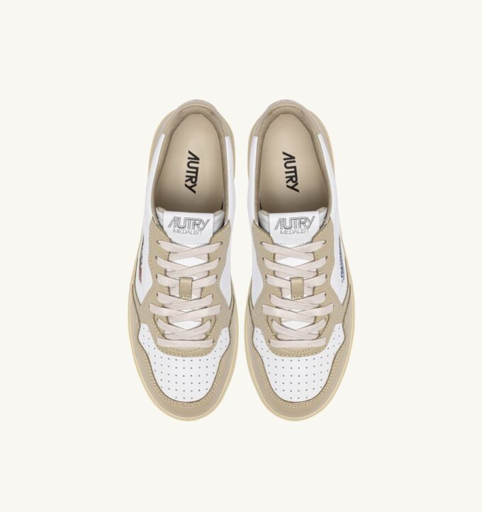 MEDALIST LOW SNEAKERS ZWEIFARBIG IN WEISS UND TIDAL FOAM LEDER