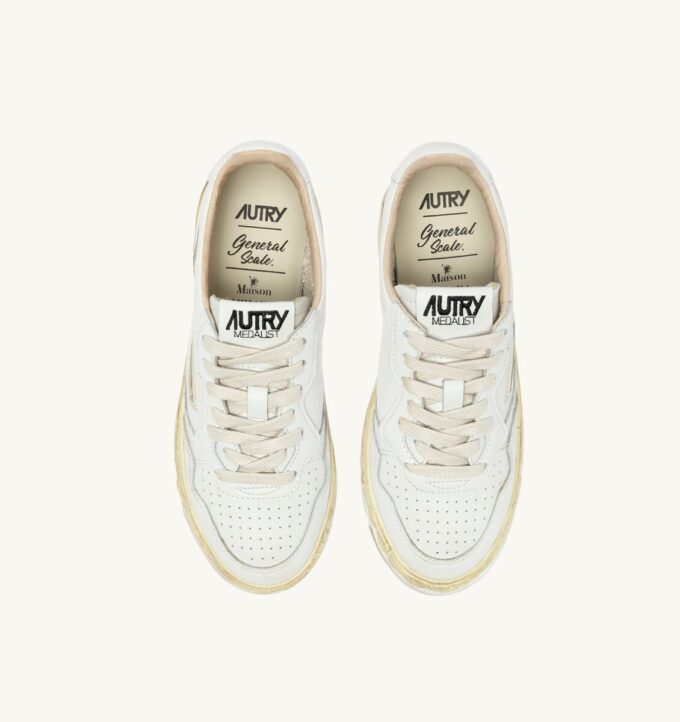 MEDALIST LOW SUPER VINTAGE ‚Autry x Maison MIHARA YASUHIRO General Scale.‘ Sneaker aus weißem Leder MEDALIST LOW SUPER VINTAGE ‚Autry x Maison MIHARA YASUHIRO General Scale.‘ Sneaker aus weißem Leder