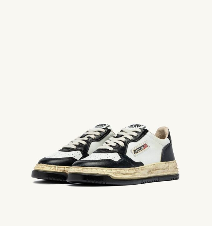 MEDALIST LOW SUPER VINTAGE ‚Autry x Maison MIHARA YASUHIRO General Scale.‘ Sneaker aus weißem und schwarzem Leder MEDALIST LOW SUPER VINTAGE ‚Autry x Maison MIHARA YASUHIRO General Scale.‘ Sneaker aus weißem und schwarzem Leder