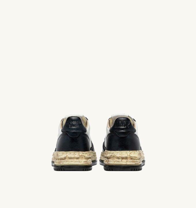 MEDALIST LOW SUPER VINTAGE ‚Autry x Maison MIHARA YASUHIRO General Scale.‘ Sneaker aus weißem und schwarzem Leder MEDALIST LOW SUPER VINTAGE ‚Autry x Maison MIHARA YASUHIRO General Scale.‘ Sneaker aus weißem und schwarzem Leder