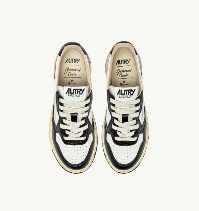 MEDALIST LOW SUPER VINTAGE ‚Autry x Maison MIHARA YASUHIRO General Scale.‘ Sneaker aus weißem und schwarzem Leder MEDALIST LOW SUPER VINTAGE ‚Autry x Maison MIHARA YASUHIRO General Scale.‘ Sneaker aus weißem und schwarzem Leder