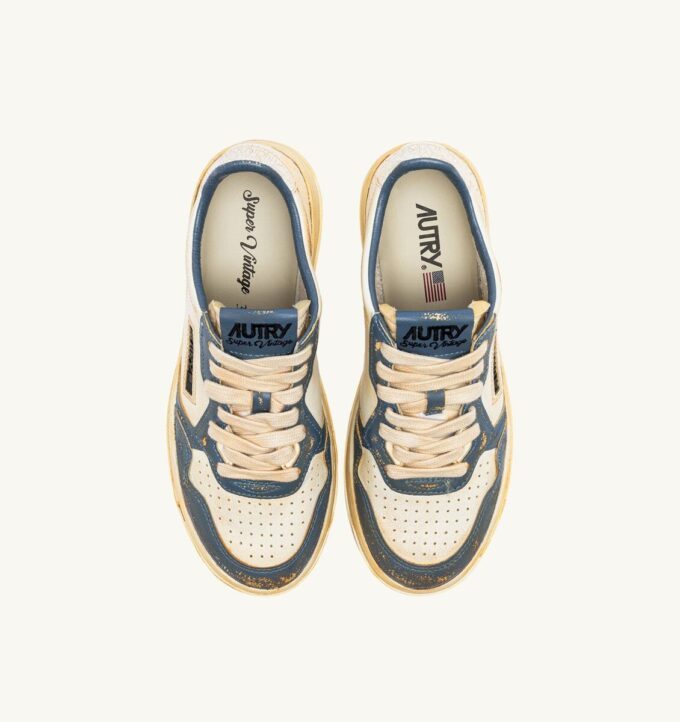 MEDALIST LOW SUPER VINTAGE SNEAKERS IN MARSHMALLOW UND SILBERBLAUEM LEDER