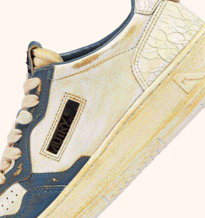 MEDALIST LOW SUPER VINTAGE SNEAKERS IN MARSHMALLOW UND SILBERBLAUEM LEDER