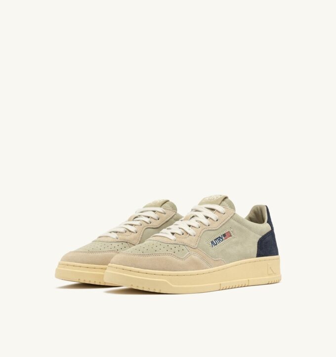 MEDALIST LOW TRICOLOR SNEAKER IN BEIGE ECRU UND SPACE BLUE SUEDE MEDALIST LOW TRICOLOR SNEAKER IN BEIGE ECRU UND SPACE BLUE SUEDE