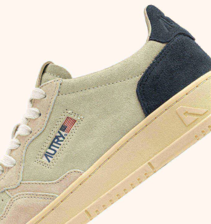MEDALIST LOW TRICOLOR SNEAKER IN BEIGE ECRU UND SPACE BLUE SUEDE MEDALIST LOW TRICOLOR SNEAKER IN BEIGE ECRU UND SPACE BLUE SUEDE