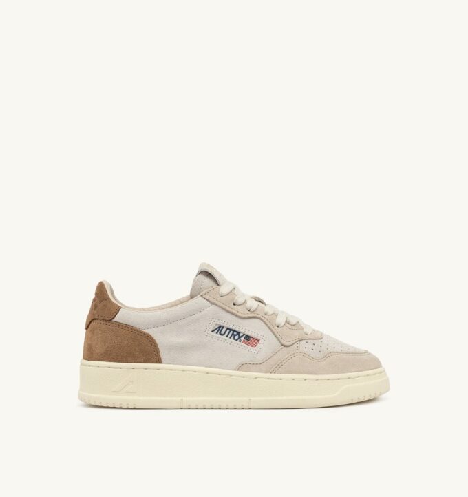 MEDALIST LOW TRICOLOR SNEAKER IN SAND UND CIGAR SUEDE MEDALIST LOW TRICOLOR SNEAKER IN SAND UND CIGAR SUEDE
