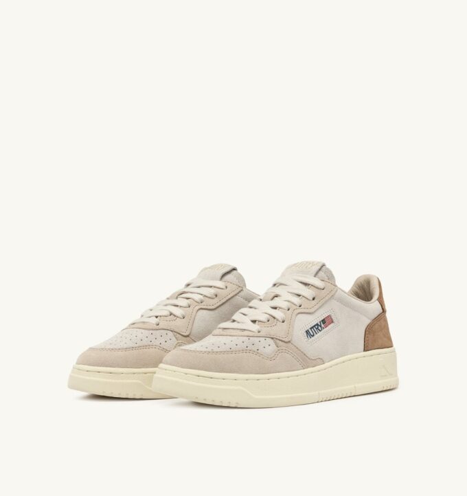 MEDALIST LOW TRICOLOR SNEAKER IN SAND UND CIGAR SUEDE MEDALIST LOW TRICOLOR SNEAKER IN SAND UND CIGAR SUEDE