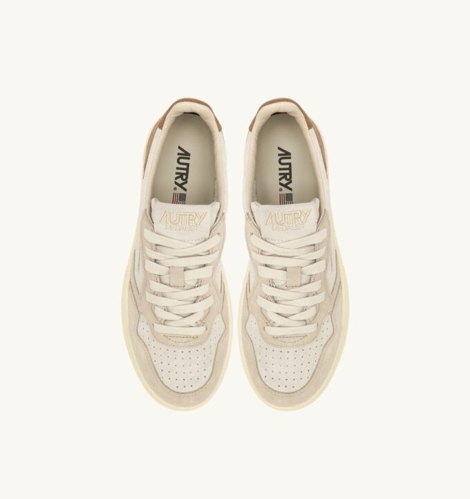 MEDALIST LOW TRICOLOR SNEAKER IN SAND UND CIGAR SUEDE MEDALIST LOW TRICOLOR SNEAKER IN SAND UND CIGAR SUEDE