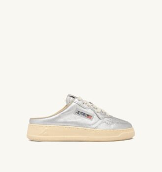 MEDALIST MULE SNEAKERS AUS SILBERNEM NAPALEDER