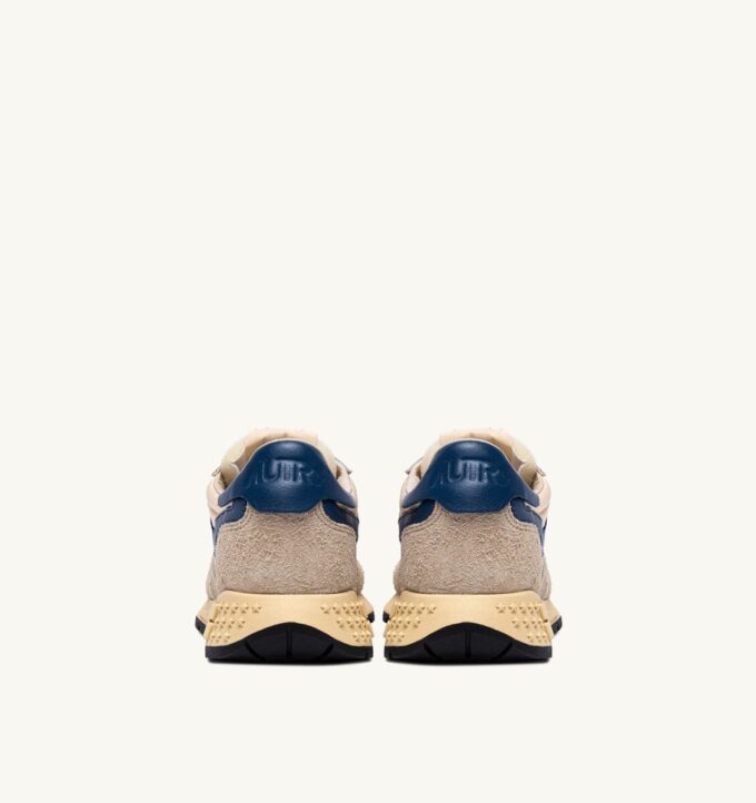 REELWIND LOW SNEAKER AUS NYLON-WILDLEDER UND LEDER IN DEN FARBEN ECRU UND ENSIGN BLUE