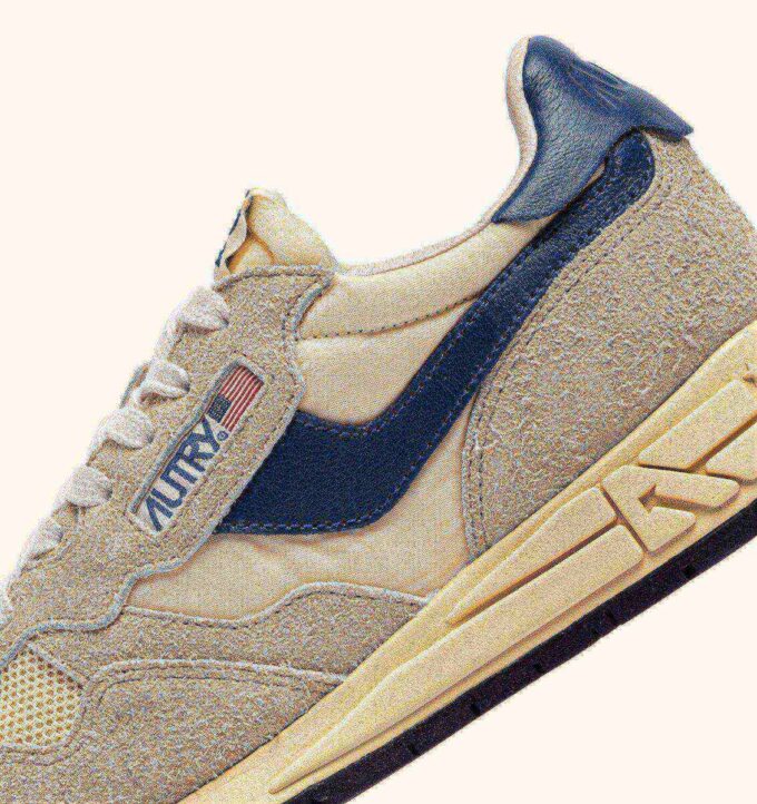 REELWIND LOW SNEAKER AUS NYLON-WILDLEDER UND LEDER IN DEN FARBEN ECRU UND ENSIGN BLUE