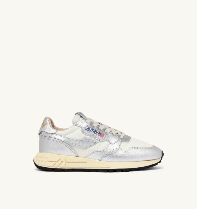REELWIND LOW SNEAKER AUS WEISSEM NYLON UND SILBERFARBENEM METALISIERTEM LEDER
