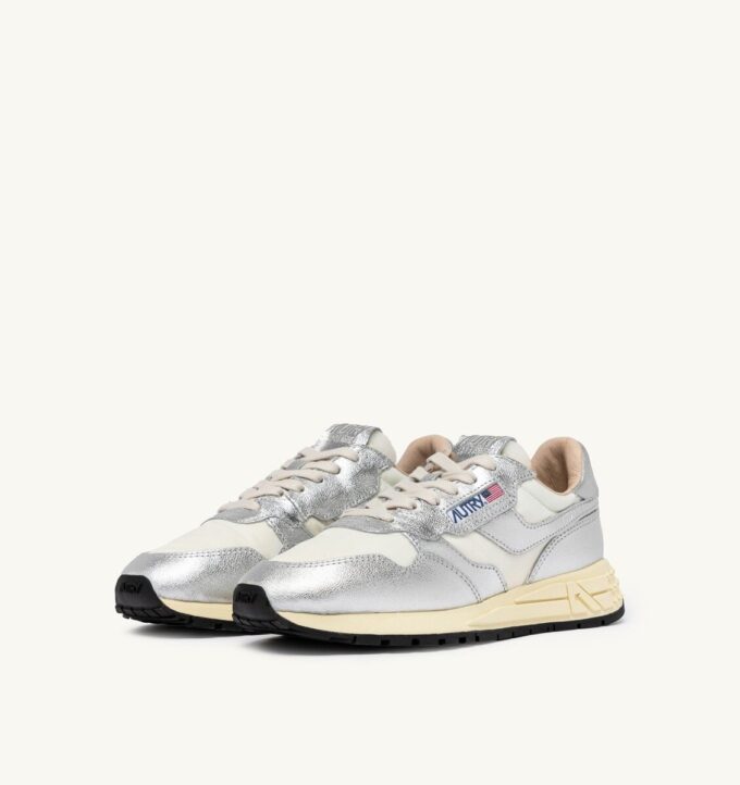 REELWIND LOW SNEAKER AUS WEISSEM NYLON UND SILBERFARBENEM METALISIERTEM LEDER