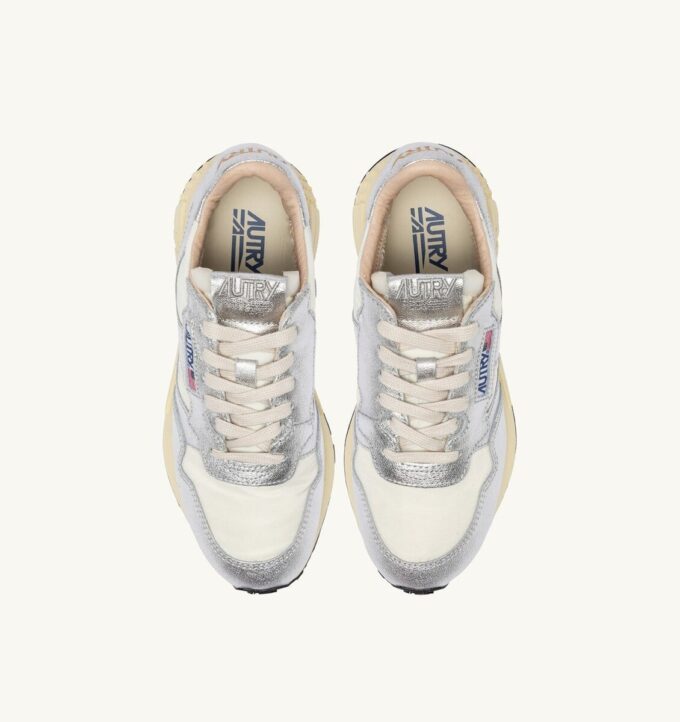 REELWIND LOW SNEAKER AUS WEISSEM NYLON UND SILBERFARBENEM METALISIERTEM LEDER