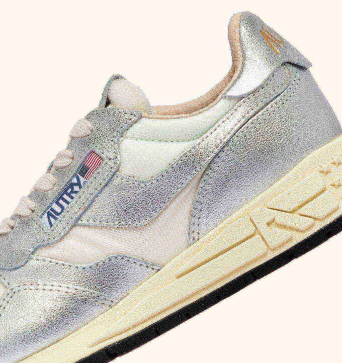 REELWIND LOW SNEAKER AUS WEISSEM NYLON UND SILBERFARBENEM METALISIERTEM LEDER