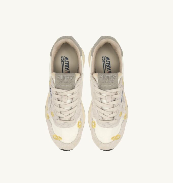 REELWIND LOW SNEAKER IN WEISS UND BUTTERCUP-STICKEREI