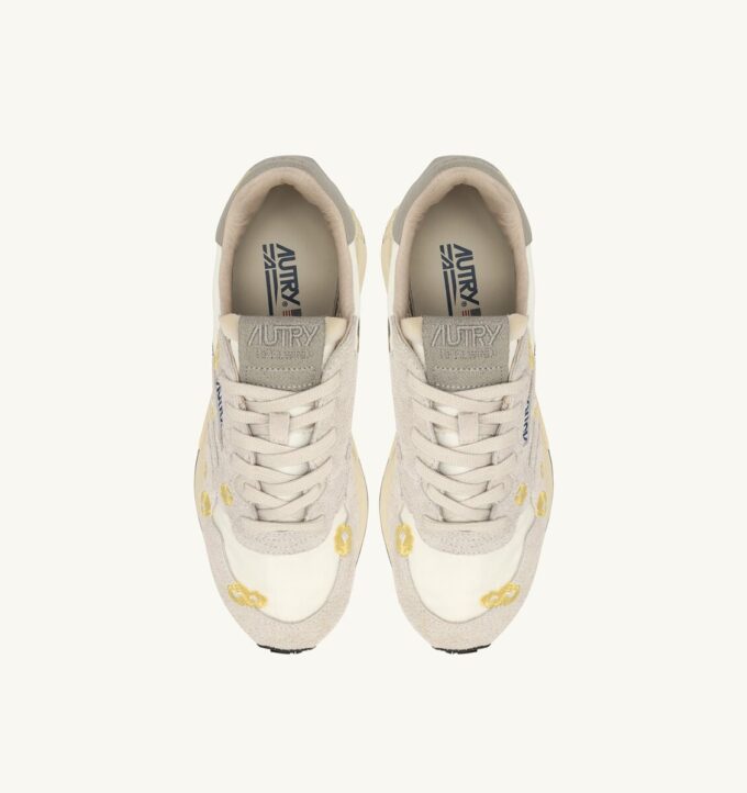 REELWIND LOW SNEAKER IN WEISS UND BUTTERCUP-STICKEREI