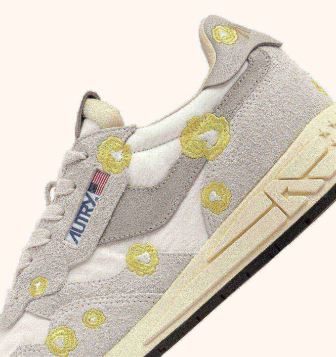 REELWIND LOW SNEAKER IN WEISS UND BUTTERCUP-STICKEREI