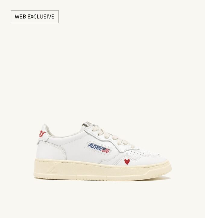 Sneaker-Medaille „Liebe“ aus weißem und rotem Leder Sneaker-Medaille „Liebe“ aus weißem und rotem Leder
