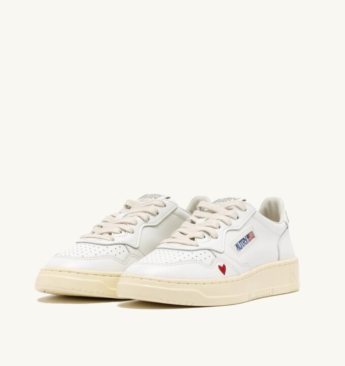 Sneaker-Medaille „Liebe“ aus weißem und rotem Leder Sneaker-Medaille „Liebe“ aus weißem und rotem Leder