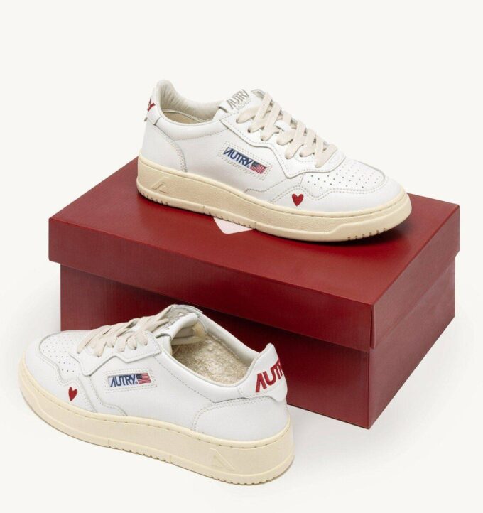 Sneaker-Medaille „Liebe“ aus weißem und rotem Leder Sneaker-Medaille „Liebe“ aus weißem und rotem Leder