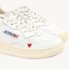 Sneaker-Medaille „Liebe“ aus weißem und rotem Leder Sneaker-Medaille „Liebe“ aus weißem und rotem Leder