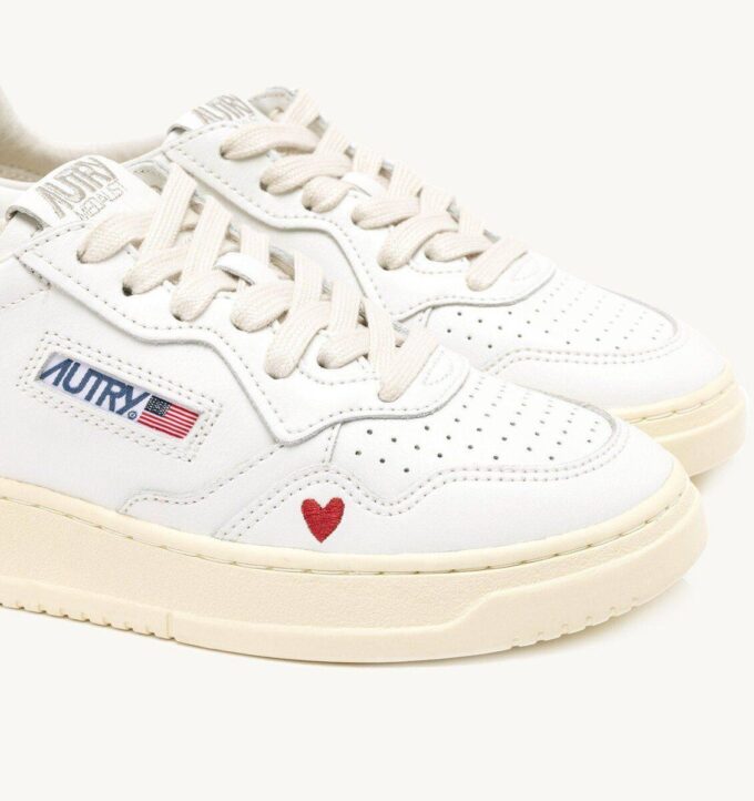 Sneaker-Medaille „Liebe“ aus weißem und rotem Leder Sneaker-Medaille „Liebe“ aus weißem und rotem Leder