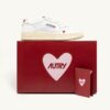 Sneaker-Medaille „Liebe“ aus weißem und rotem Leder Sneaker-Medaille „Liebe“ aus weißem und rotem Leder