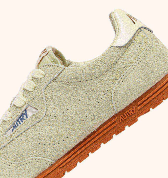 Sneaker Windspin aus butterweißem Wildleder