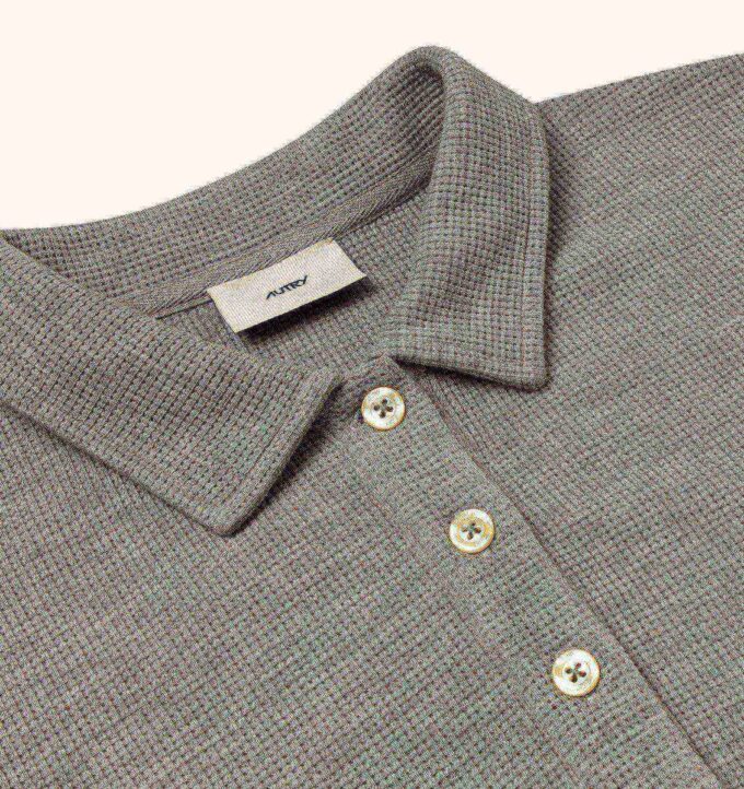 UNISEX-POLOSHIRT MIT TONALEM LOGO UND WAFFELSTRICK UND LANGÄRMELN UNISEX-POLOSHIRT MIT TONALEM LOGO UND WAFFELSTRICK UND LANGÄRMELN