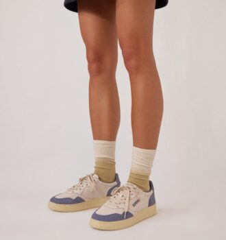 unisex socken im batik look mit gesticktem logo 2 3 330x350 - K&Ouml;RBE-MEDAILLENGEWINNER LOW EN DAIM UND CUIR BLANC UND CLAUDIA