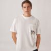 UNISEX-T-SHIRT MIT FLAGGEN-TASCHE UNISEX-T-SHIRT MIT FLAGGEN-TASCHE