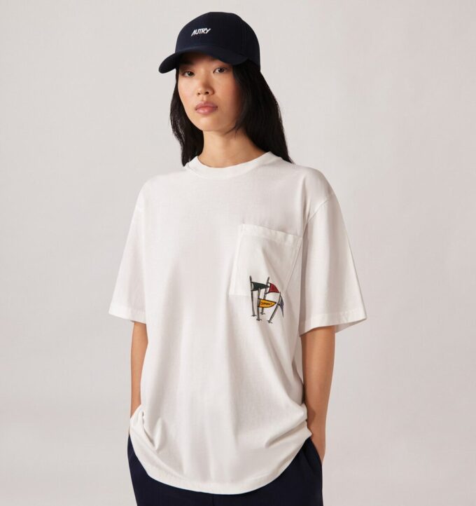 UNISEX-T-SHIRT MIT FLAGGEN-TASCHE UNISEX-T-SHIRT MIT FLAGGEN-TASCHE